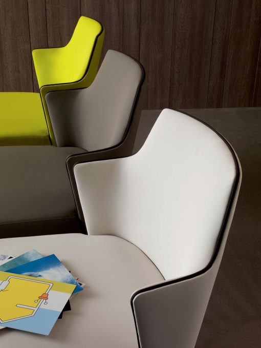 Poltroncina da pranzo rivestita in tessuto Karina, molti colori disponibili. Struttura in legno massello di frassino personalizzabile. Consegna a domicilio.