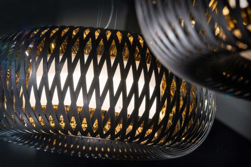 Un ricco intreccio adorna una moderna e originale lampada a sospensione nera all'esterno e color oro internamente. Made in Italy. Consegna a domicilio.