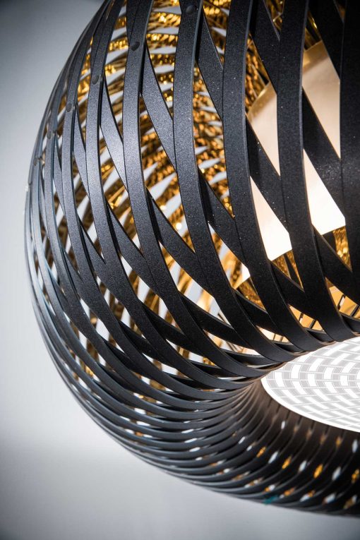 Art of weaving and technical performance. A round scenographic black pendant lamp designed by Elisa Giovannoni. Worldwide home delivery.