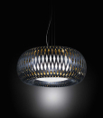 Un ricco intreccio adorna una moderna e originale lampada a sospensione nera all'esterno e color oro internamente. Made in Italy. Consegna a domicilio.