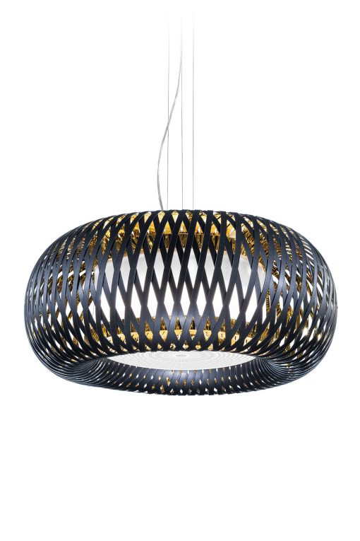 Un ricco intreccio adorna una moderna e originale lampada a sospensione nera all'esterno e color oro internamente. Made in Italy. Consegna a domicilio.