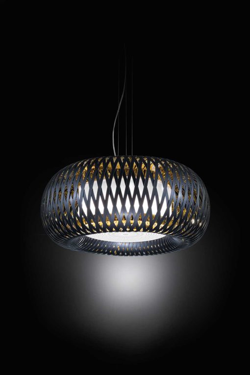 Art of weaving and technical performance. A round scenographic black pendant lamp designed by Elisa Giovannoni. Worldwide home delivery.