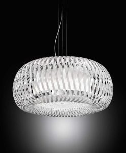 Vente en Ligne de luminaire haut de gamme, fabriqué en Italie. La suspension Kalatos a un diffuseur en technopolymères tressé original. Livraison à domicile