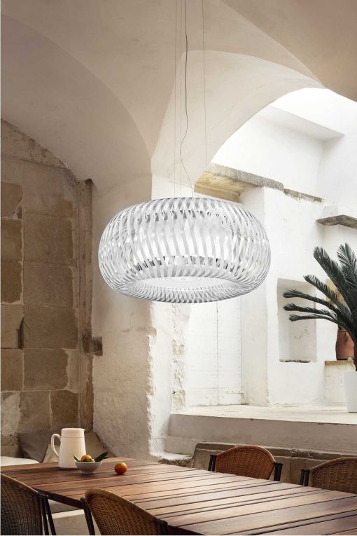 Vendita online di lampade di alta qualità made in Italy. La sospensione bianca Kalatos ha un originale diffusore in tecnopolimeri intrecciati.