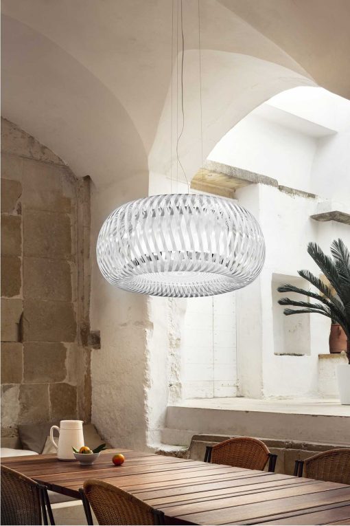 Vente en Ligne de luminaire haut de gamme, fabriqué en Italie. La suspension Kalatos a un diffuseur en technopolymères tressé original. Livraison à domicile