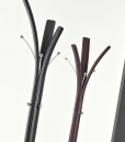 Appendiabiti in cuoio rigenerato, design Arter & Citton. Struttura in metallo, dettagli cromati, cuciture a vista. Consegna a domicilio. Vendita online.