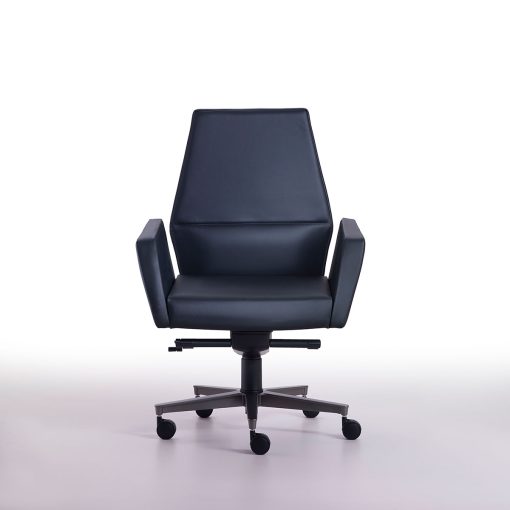 Your prestigious office deserves an original and luxurious conference armchair in black leather. Matteo Nunziati's Kefa is 100% made in Italy. Free delivery