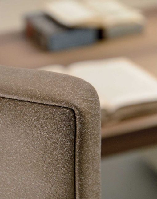 If you look for warm shades Kefa conference armchair in brown leather will complete your office furniture with class and elegance. Design by Matteo Nunziati