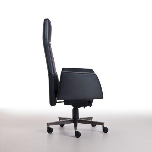 Meublez votre prestigieux bureau avec un luxueux fauteuil de direction en cuir noir. Achat en ligne et livraison gratuite. Design Matteo Nunziati.