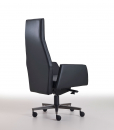 Meublez votre prestigieux bureau avec un luxueux fauteuil de direction en cuir noir. Achat en ligne et livraison gratuite. Design Matteo Nunziati.