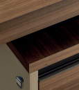 Bureau directionnel en bois d'eucalyptus et cuir beige avec meuble à tiroirs. Vente en ligne de meubles de bureau design haut de gamme made in italy.
