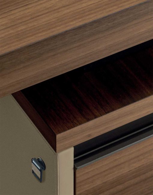 Bureau directionnel en bois d'eucalyptus et cuir beige avec meuble à tiroirs. Vente en ligne de meubles de bureau design haut de gamme made in italy.