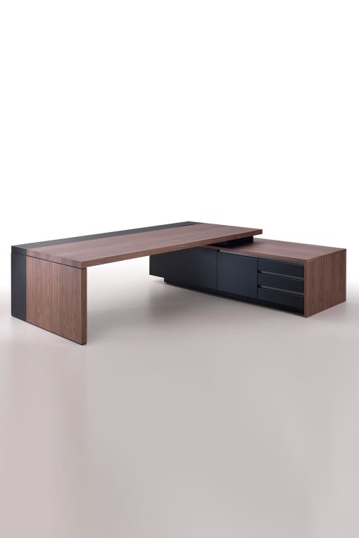 Kefa is an executive desk in walnut and black leather designed by Matteo Nunziati and made in Italy in a big size. Elegant and luxurious. Free delivery.