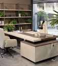 Bureau directionnel en chêne clair et cuir beige avec meuble tiroirs. Vente en ligne de meubles de bureau haut de gamme made in italy. Livraison gratuite.