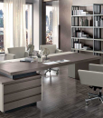 Bureau directionnel en chêne clair et cuir beige avec meuble tiroirs. Vente en ligne de meubles de bureau haut de gamme made in italy. Livraison gratuite.