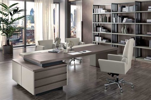 Matteo Nunziati impiega tonalità delicate per la scrivania direzionale in rovere e cuoio beige Kefa. Offriti mobili lussuosi ed eleganti per il tuo ufficio.