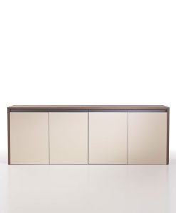 Meuble bas à 4 compartiments avec portes pour bureau directionnel ou salle à manger. Vente en ligne de meubles de bureau haut de gamme made in italy.