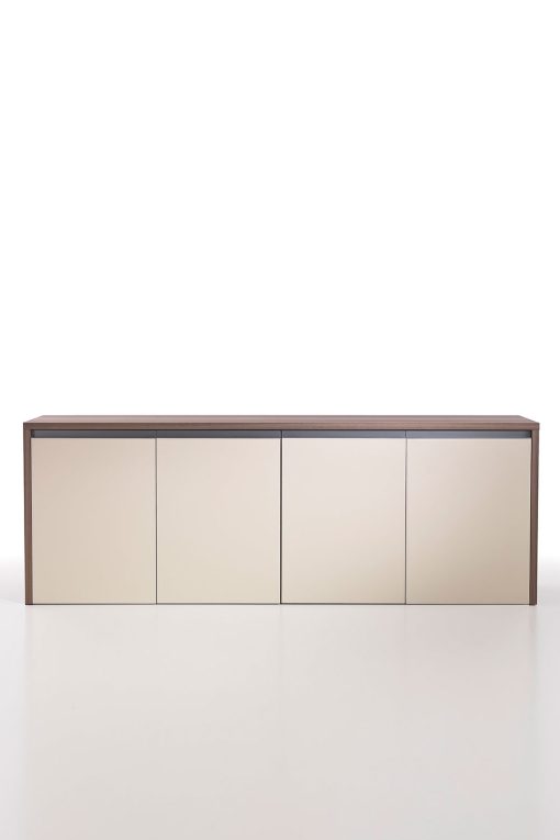 Meuble bas à 4 compartiments avec portes pour bureau directionnel ou salle à manger. Vente en ligne de meubles de bureau haut de gamme made in italy.