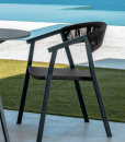 Ken è una sedia da esterno con braccioli con struttura in alluminio seduta in textilene schienale rivestito in corda sintetica. Colori grigio carbone e nero