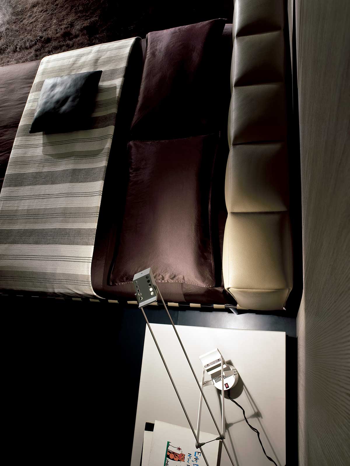Lit en cuir design haut de gamme réalisé artisanalement en Italie. Vente en ligne de meubles design de luxe originaux et de haute qualité. Livraison gratuite.