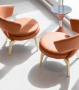 Le fauteuil en cuir orange Lolita est dessiné par Giuseppe Viganò et revêtu avec les cuir les plus luxueux. Le dossier est à oreilles. Livraison gratuite.