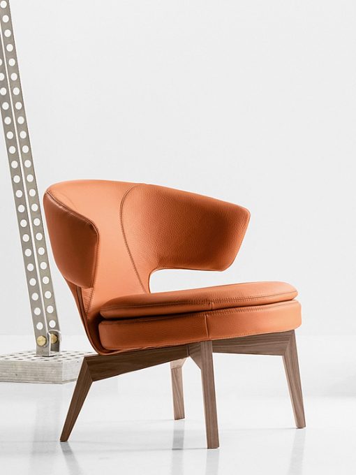 Le fauteuil en cuir orange Lolita est dessiné par Giuseppe Viganò et revêtu avec les cuir les plus luxueux. Le dossier est à oreilles. Livraison gratuite.