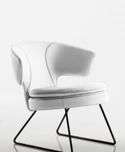 Lolita small armchair in white leather has a metal sledge base and can be shipped for free. Ideal for use at home or in a luxurious office. Online shopping