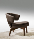 Le fauteuil en cuir marron Lolita est dessiné par Giuseppe Viganò et revêtu avec les cuir les plus luxueux. Le dossier est à oreilles. Livraison gratuite.