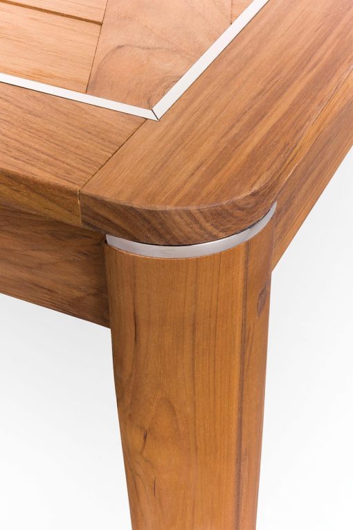 Table rectangulaire de jardin en teak massif Indonésien.Plan et pieds décorés avec détails en acier satiné. Table d'extérieur haut de gamme. Achat en ligne