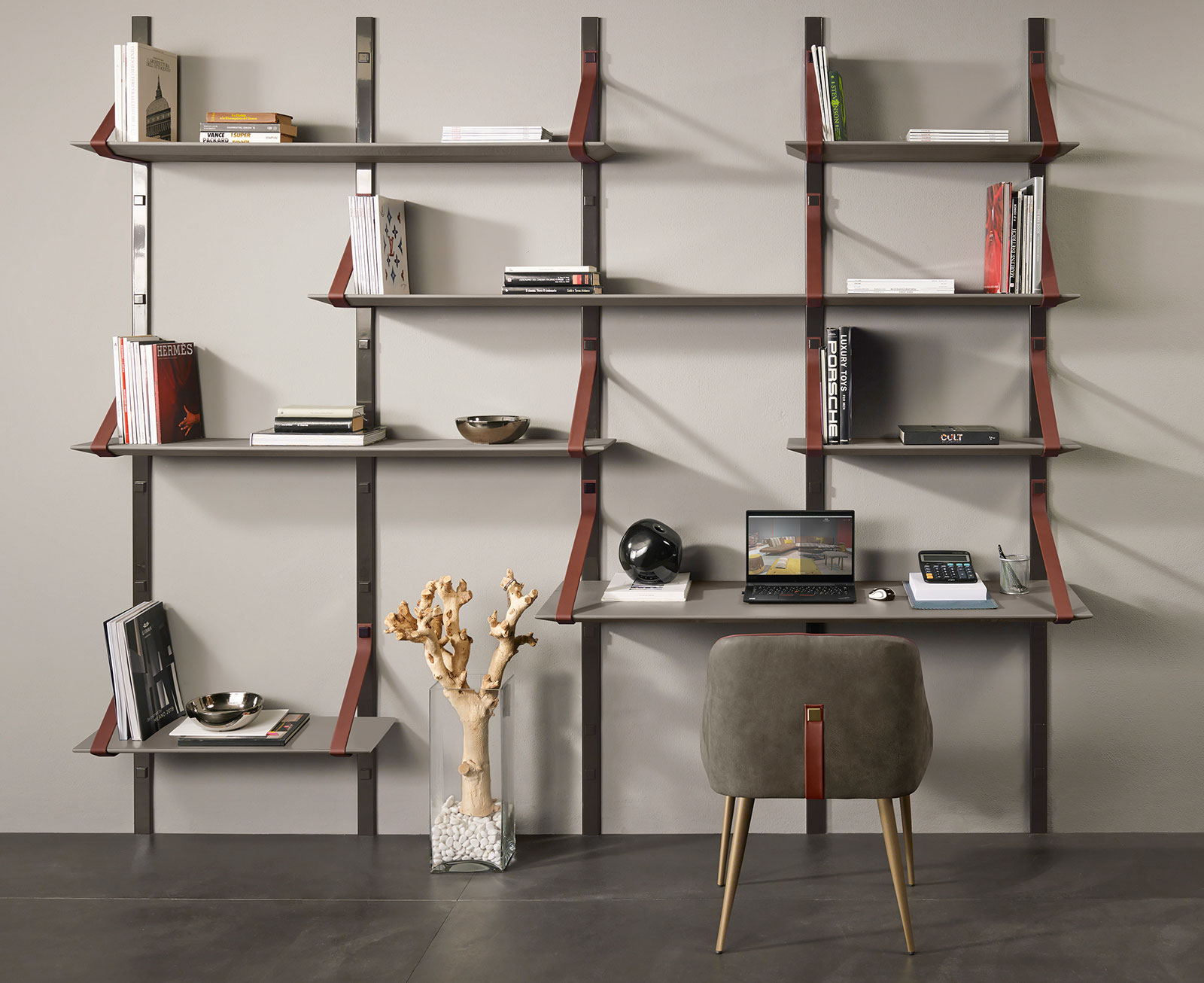 Bibliothèque murale en cuir et ciment made in italy. Vente en ligne de meubles design haut de gamme avec livraison gratuite.