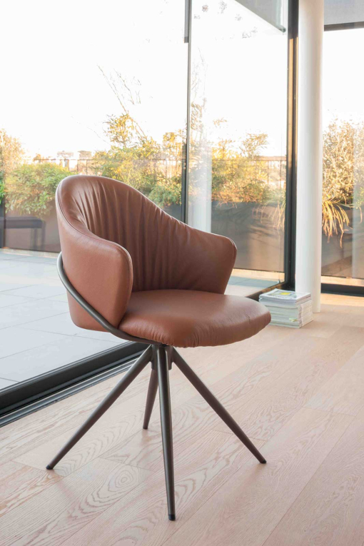 Lili swivel armchair – Made in Italy design with metal base and handcrafted upholstery.