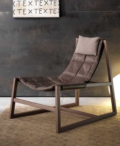 LOUNGE is a Studio Controdesign armchair with solid ash structure and leather upholstery. Buy online this luxurious made in Italy armchair. Free shipping.