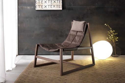 Fauteuil relax en bois massif et cuir. Vente en ligne de fauteuils et ameublement haut de gamme artisanaux made in italy avec livraison gratuite.