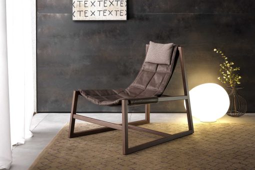 LOUNGE è una poltroncina design con struttura in frassino massello e rivestimento in pelle. Vendita online di lussuose poltrone artigianali made in Italy.