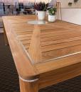 Table rectangulaire de jardin en teak massif Indonésien.Plan et pieds décorés avec détails en acier satiné. Table d'extérieur haut de gamme. Achat en ligne