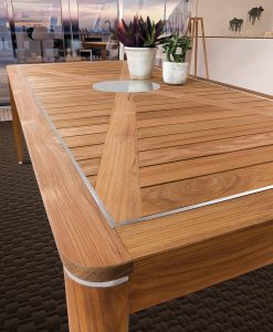 Tavolo da esterno rettangolare con piano in teak Indonesiano. Decoro in acciaio satinato. Tavolo da pranzo per il giardino di alta qualità. Vendita online.
