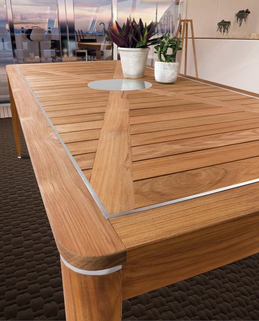 Table rectangulaire de jardin en teak massif Indonésien.Plan et pieds décorés avec détails en acier satiné. Table d'extérieur haut de gamme. Achat en ligne