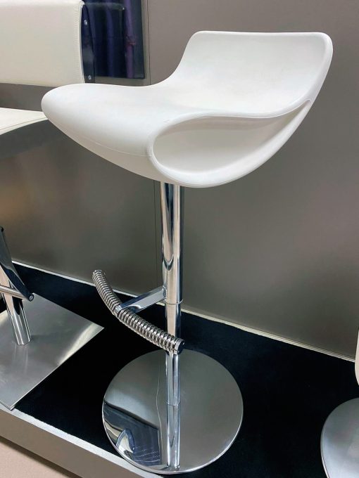 Meggy is an adjustable bar stool with a modern and original style. Outfit the home bar with this chrome frame bar stool, perfect in the parlor or in any other living space.