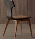 Monica est une chaise bicolore en bois et éco cuir très originale. Découvrez notre collection de chaises de salle à manger ou bureau au design italien.