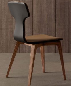 Monica est une chaise bicolore en bois et éco cuir très originale. Découvrez notre collection de chaises de salle à manger ou bureau au design italien.