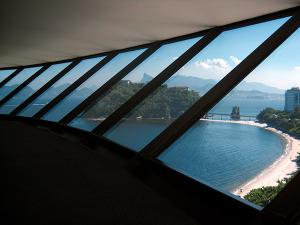 Mac-Niteroi-vista-dall-interno