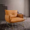 Margot poltrona in pelle dalle forme morbide e moderne