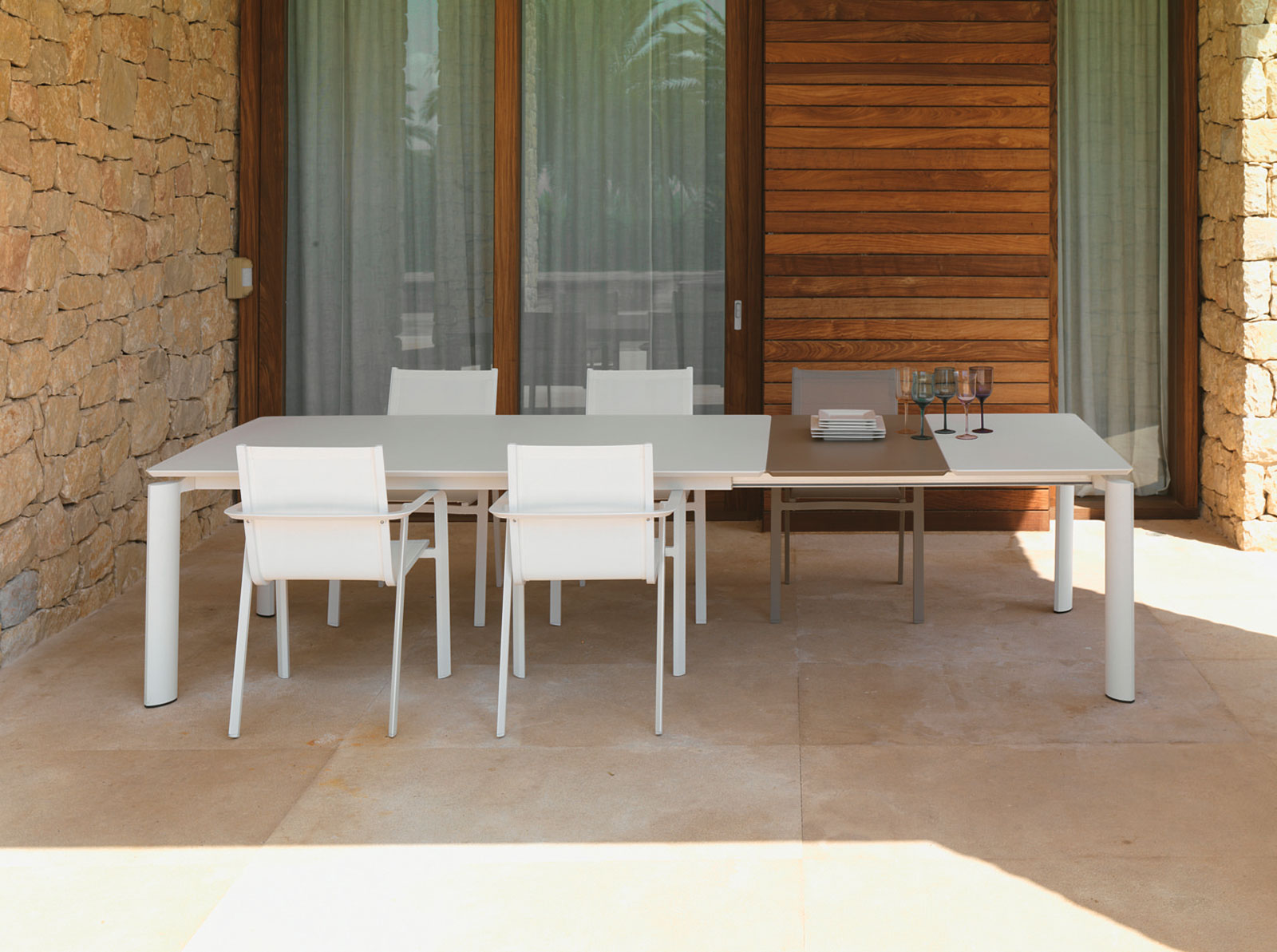 Margot is an aluminum patio dining table designed by Marco Acerbis. Enhance your outdoor furnishings with this modern and elegant aluminum outdoor dining table.