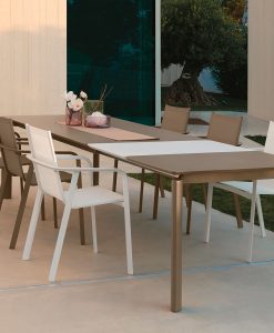 Margot is an aluminum patio dining table designed by Marco Acerbis. Enhance your outdoor furnishings with this modern and elegant aluminum outdoor dining table.