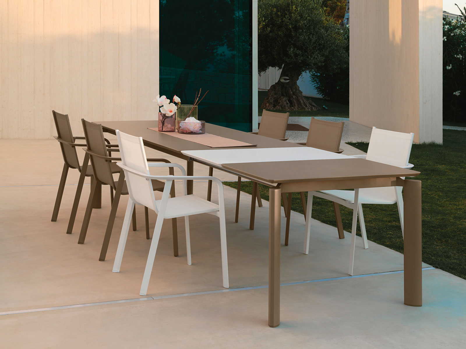 Margot is an aluminum patio dining table designed by Marco Acerbis. Enhance your outdoor furnishings with this modern and elegant aluminum outdoor dining table.