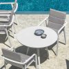La table de jardin ronde Margot est solide et compacte. Cm. 90 et 2 coloris: blanc ou gris graphite. Structure et plateau en aluminium. Vente en ligne.
