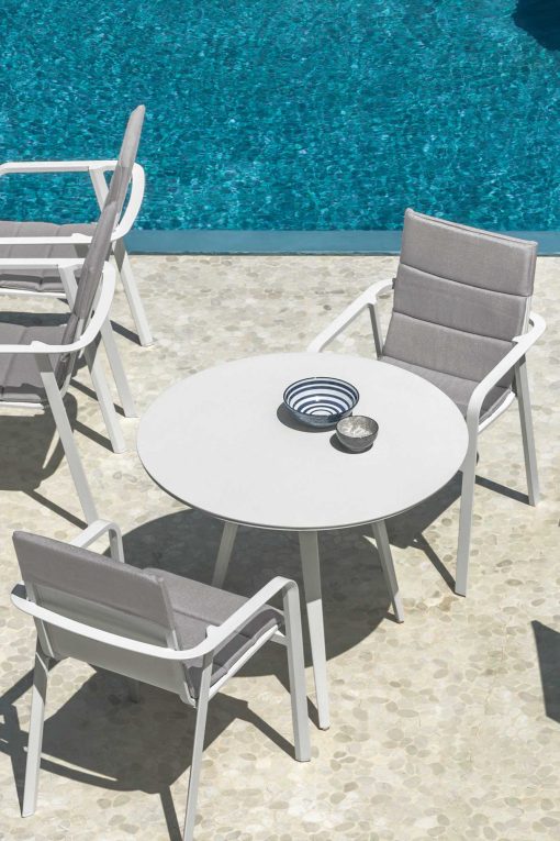 La table de jardin ronde Margot est solide et compacte. Cm. 90 et 2 coloris: blanc ou gris graphite. Structure et plateau en aluminium. Vente en ligne.