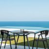 La table de jardin ronde Margot est solide et compacte. Cm. 90 et 2 coloris: blanc ou gris graphite. Structure et plateau en aluminium. Vente en ligne.