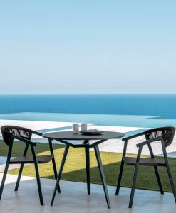 La table de jardin ronde Margot est solide et compacte. Cm. 90 et 2 coloris: blanc ou gris graphite. Structure et plateau en aluminium. Vente en ligne.