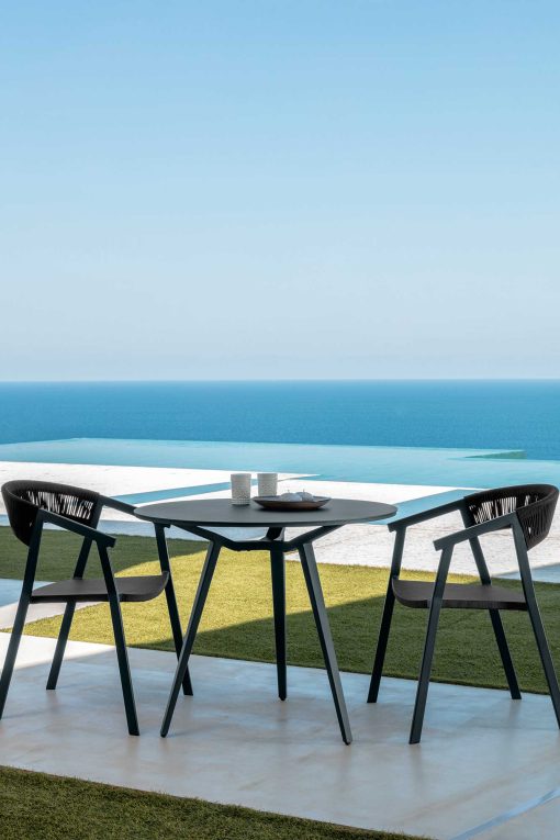 La table de jardin ronde Margot est solide et compacte. Cm. 90 et 2 coloris: blanc ou gris graphite. Structure et plateau en aluminium. Vente en ligne.